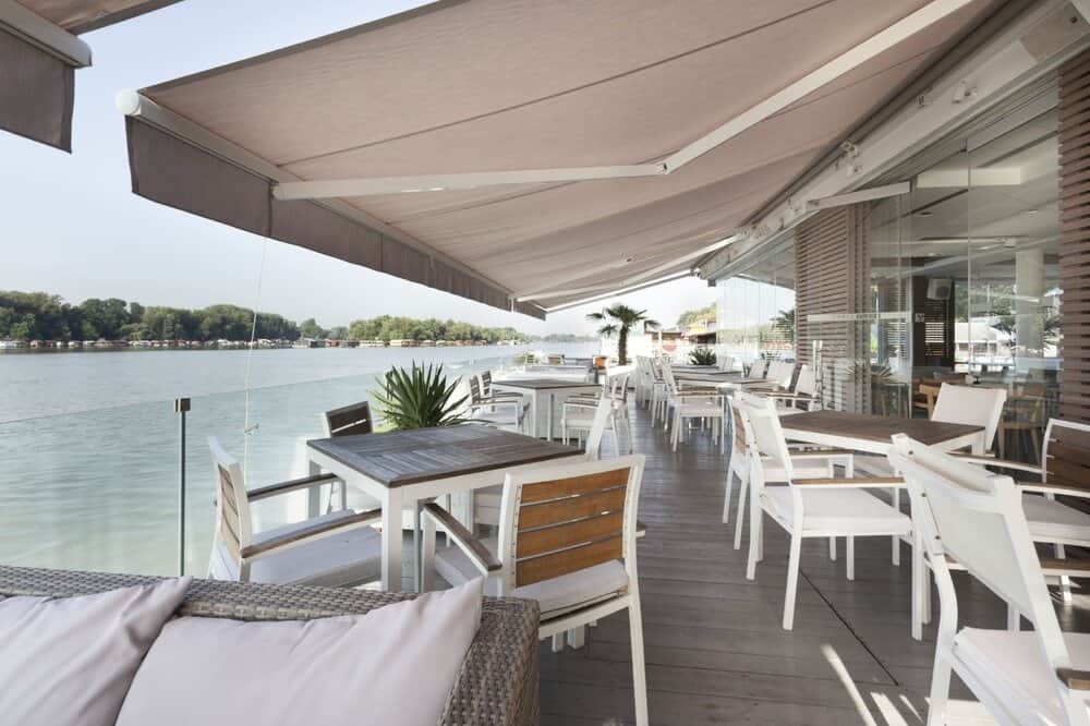 Three_Factors_to_Consider_When_Designing_Awnings_for_Restaurants